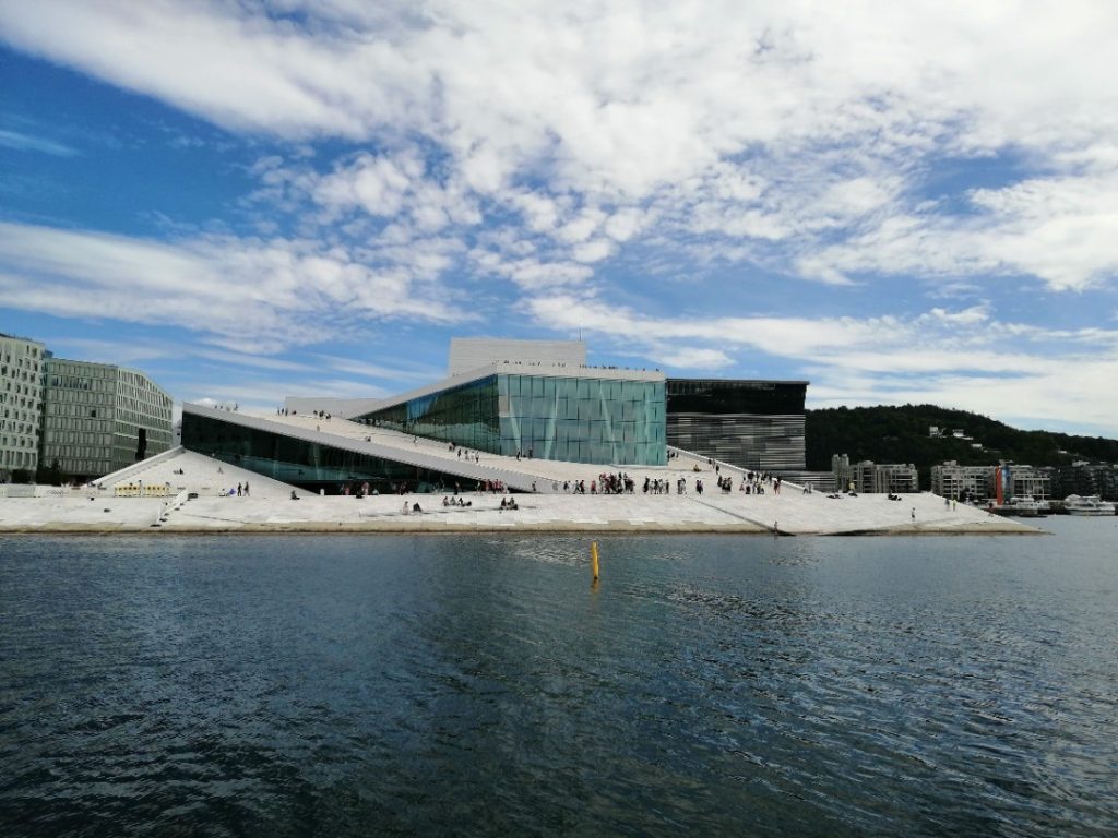 Voyage en train jusqu'à l'Opéra d'Oslo