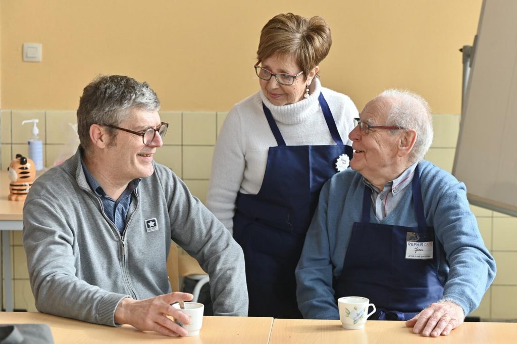 Les bénévoles échangent autour d'un café