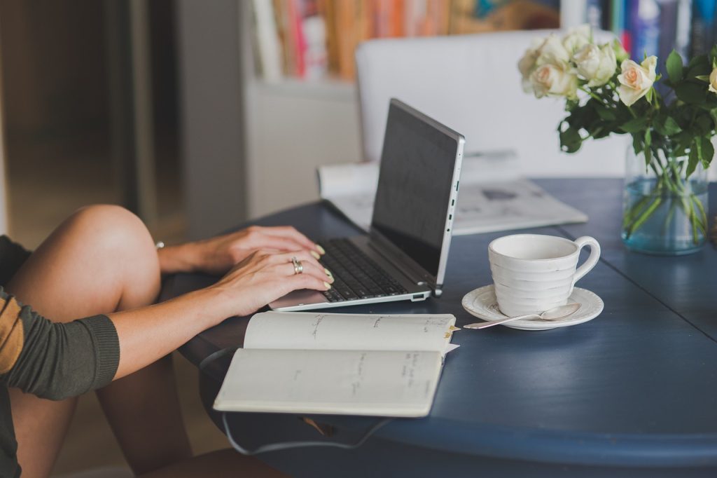 femme qui écrit les nouveaux récits sur son ordinateur