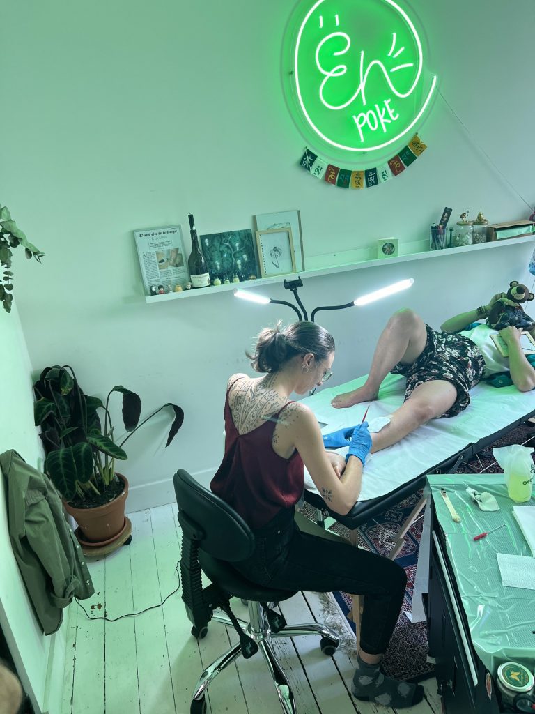 Noémie pratique une technique de tatouage écoresponsable sans machine