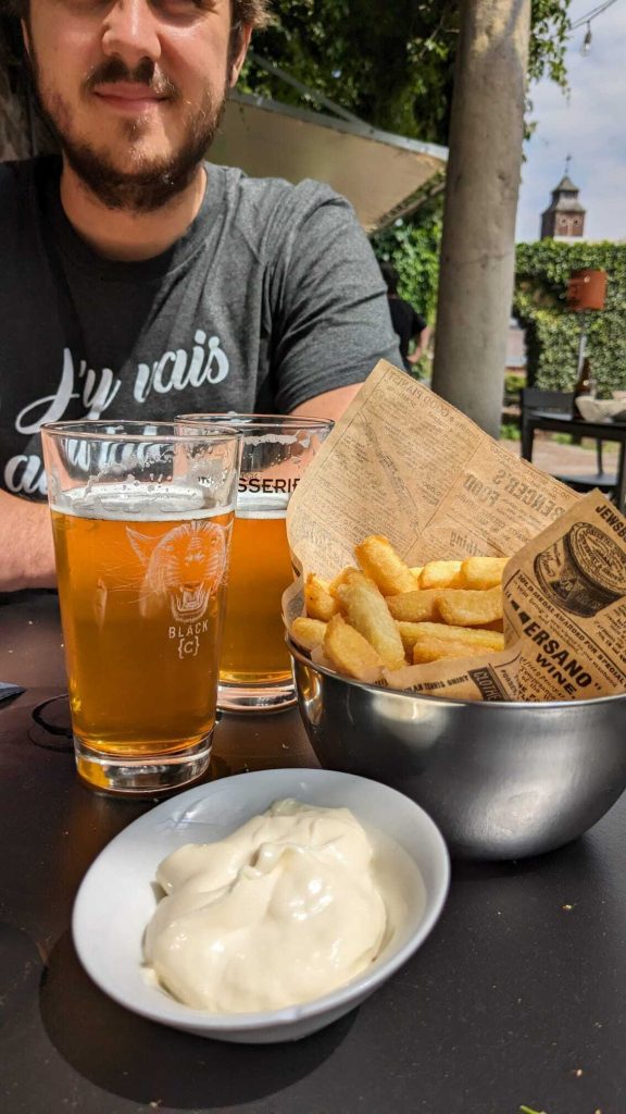 Pause bière et frites à la Brasserie Curtius vers la fin de la balade à Liège