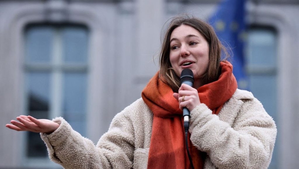 Camille Etienne au micro lors d'un rassemblement