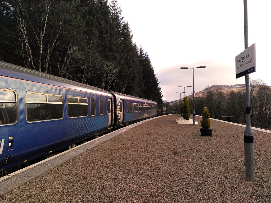 train quittant la gare vers de nouvelles aventures ferroviaires