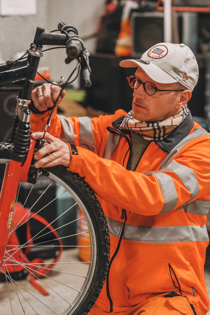 Personne travaillant sur un vélo dans l'atelier mécanique pour vélos